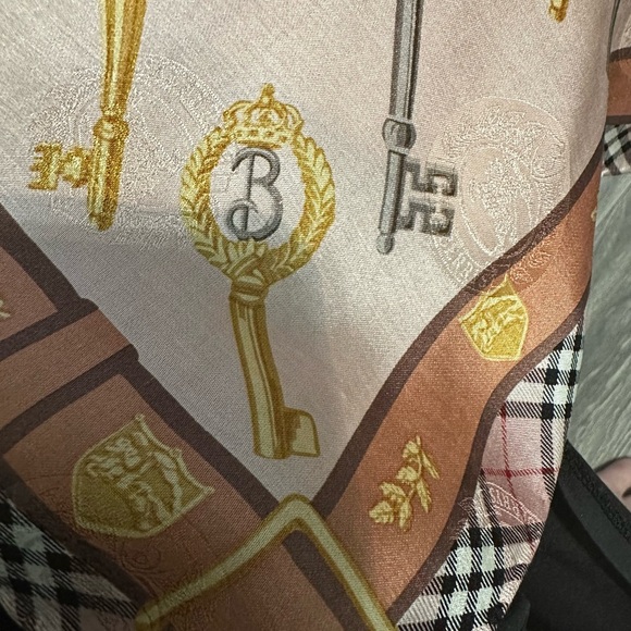 Burberry silk scarf very rare with hidden pattern comes with a free designer gif - Picture 5 of 8